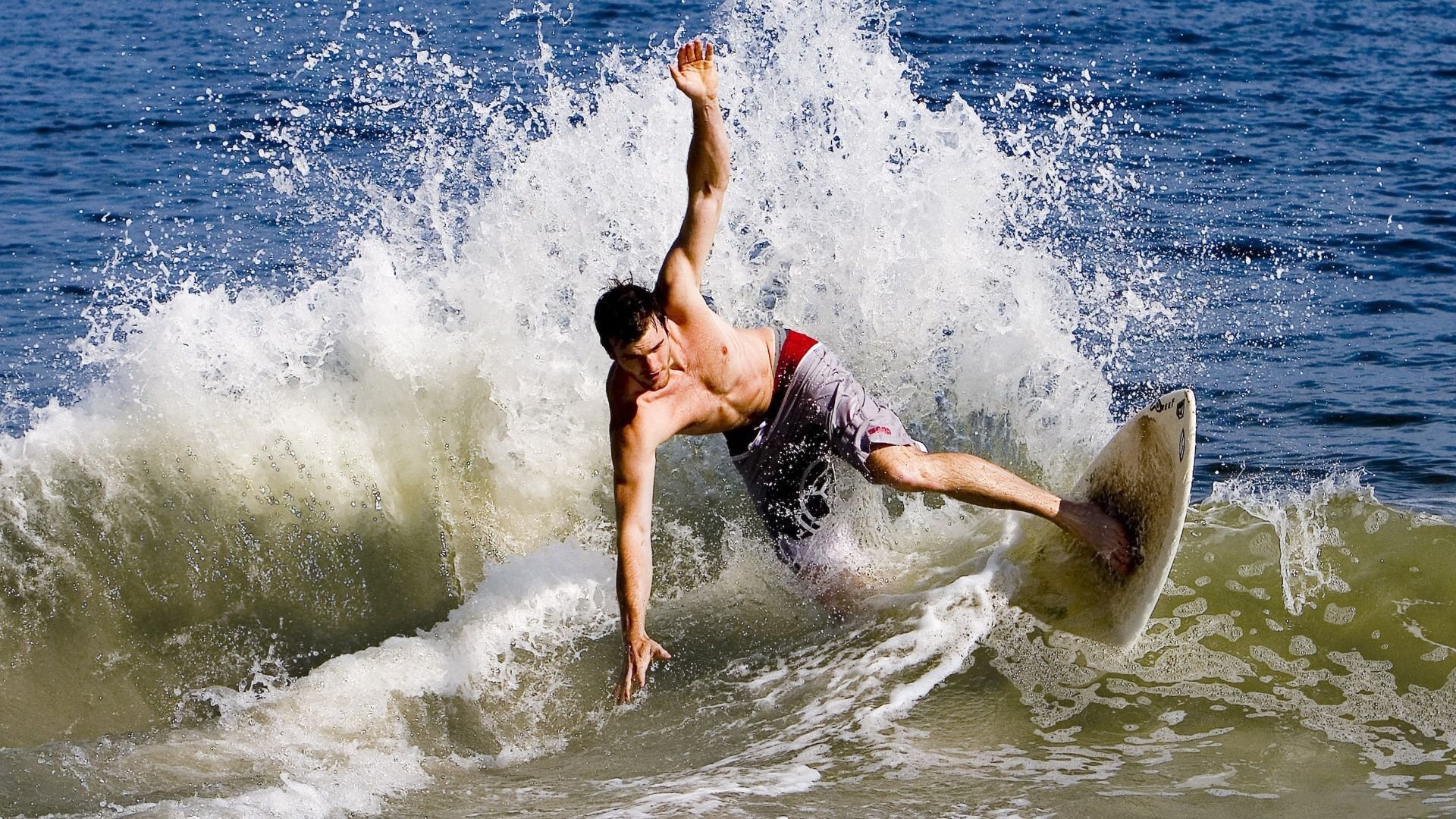 开云体育中国官网-英超球队在商业运营上不断创新，提升国际影响力，英超商业化